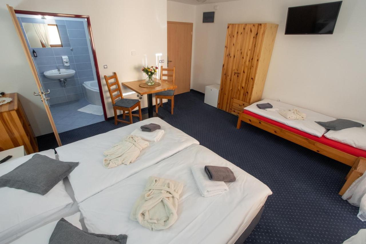 Wellness & Restaurant U Fandy Hotel Lhotka  Bagian luar foto