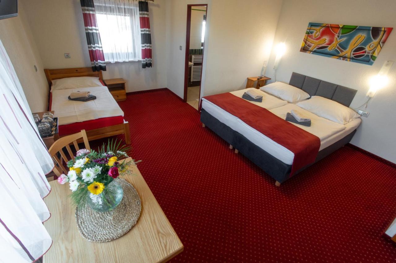 Wellness & Restaurant U Fandy Hotel Lhotka  Bagian luar foto