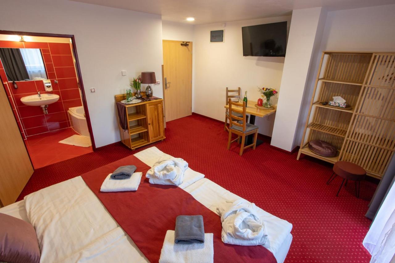 Wellness & Restaurant U Fandy Hotel Lhotka  Bagian luar foto